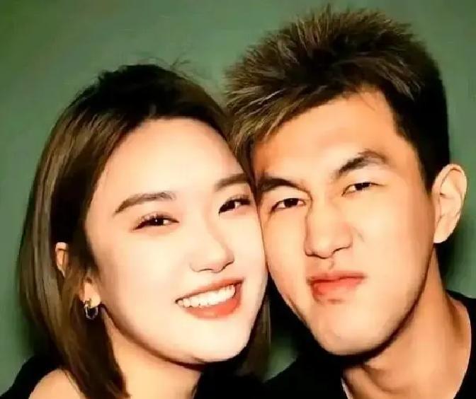 郭艾伦被拍到和跳舞女孩在小馆子里互相夹菜，照片一出直接冲上热搜。
沈阳和平区那家