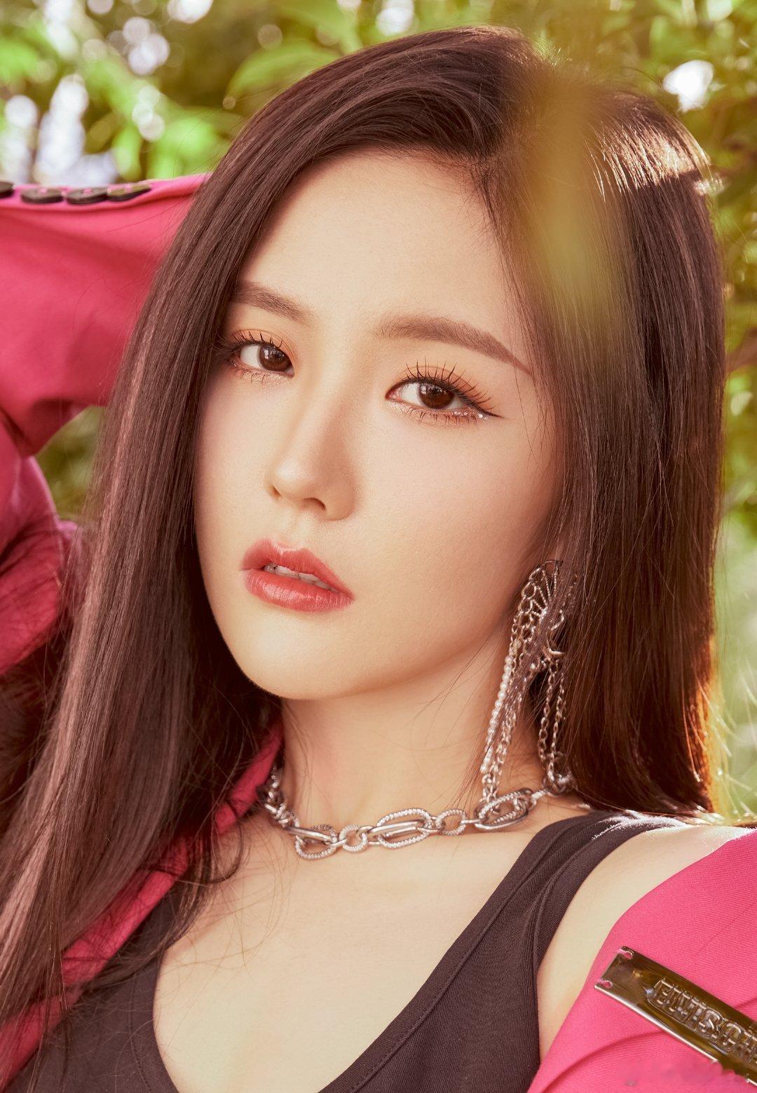 #硬糖少女303##王艺瑾# 今日份糖妹新鲜物料王艺瑾超时空歌汇最新舞台定妆照从