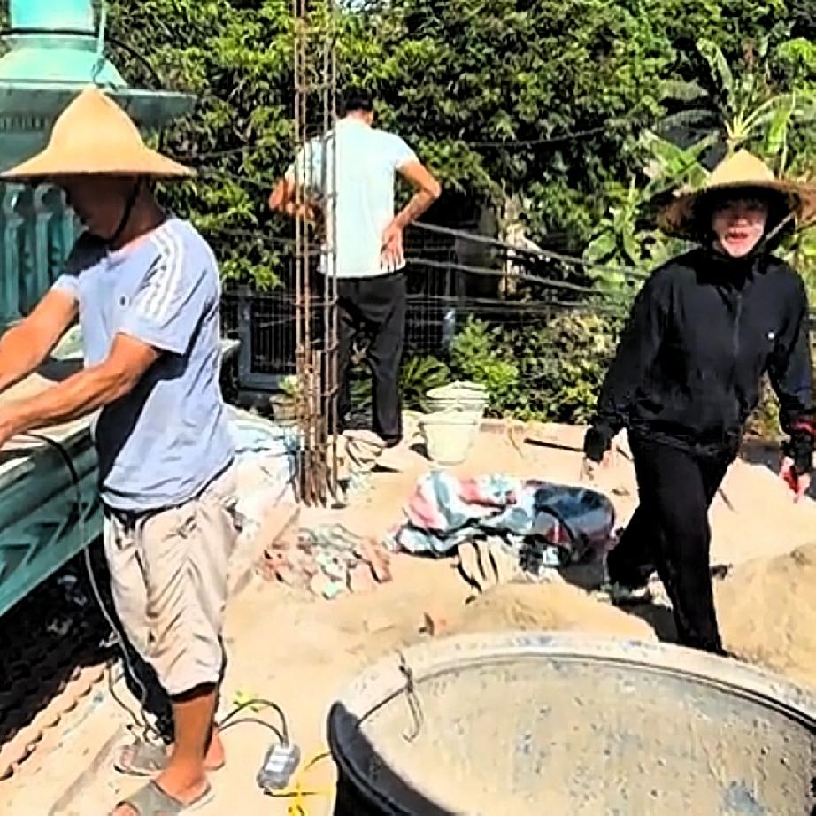 小松感觉到自己愧对胡子叔叔，自从小松和秋秋在越南省城安沛建民宿，胡子叔叔一直跟随