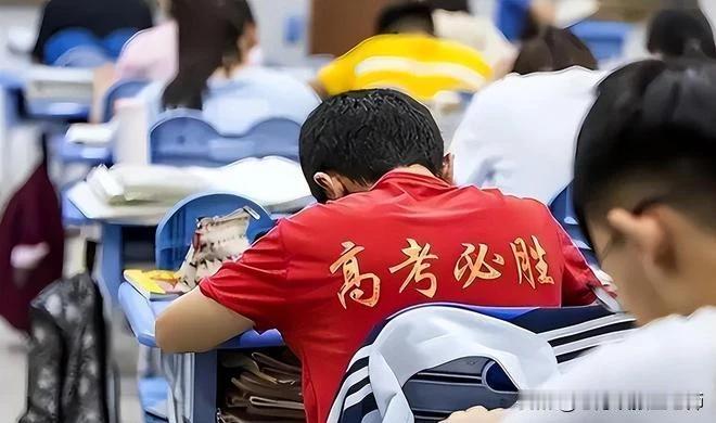 #报志愿选学校地方优先还是专业优先#
专业优先，兼顾院校和地域。为什么要这样？
