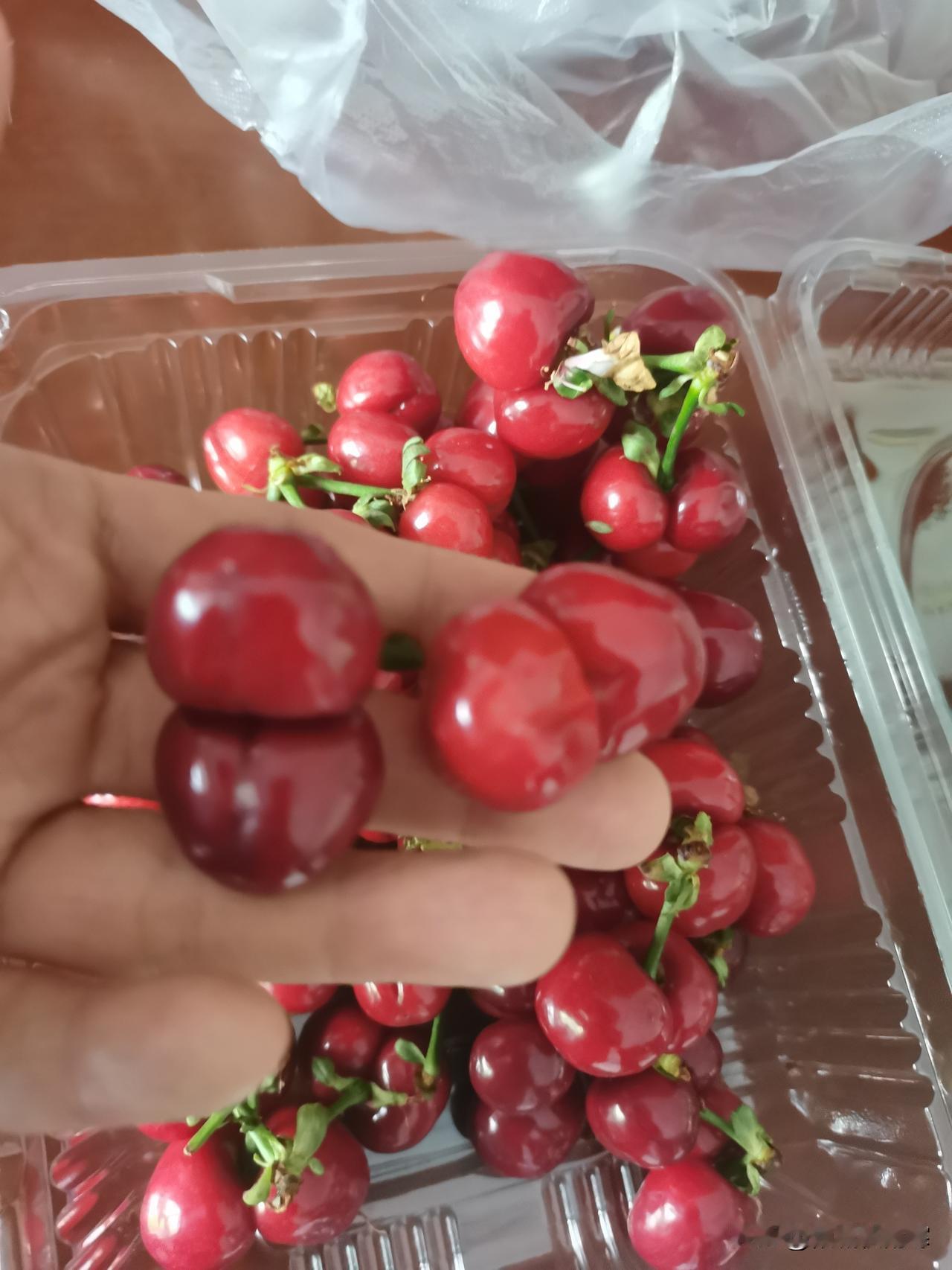 今天买的樱桃全是这种连体的"双胞胎"，是新品种吗？要是特地挑出来的这种，那也太费