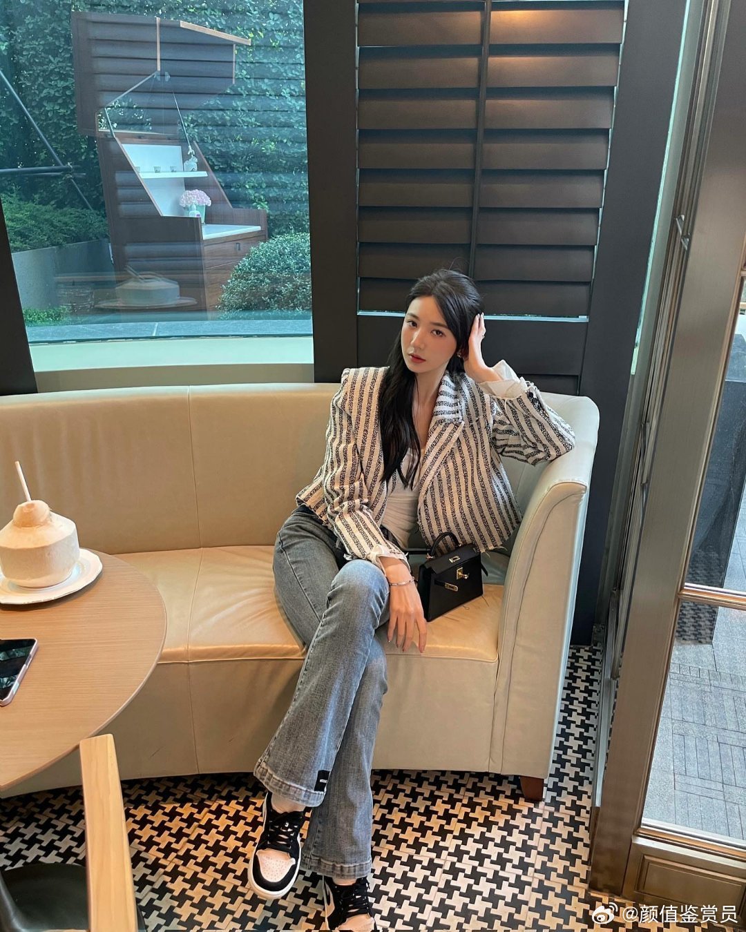 颜值高，身材好，随便穿个裙子都尽显迷人的魅力。分享街拍小姐姐 