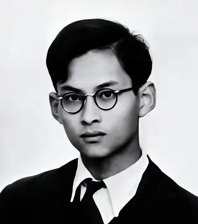 1985年，泰国王后得知情人暴毙，情绪崩溃被国王强行送去“刮宫”。

要说这位王