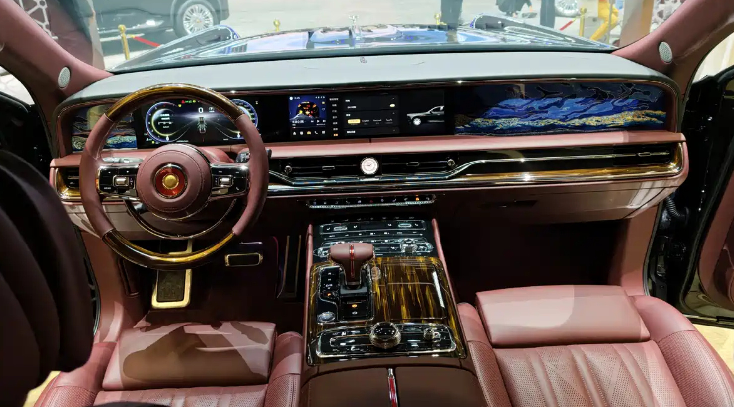 红旗国雅丹赛定制版的内饰，高雅且富有特色，每一个角落都值得细细品味。 