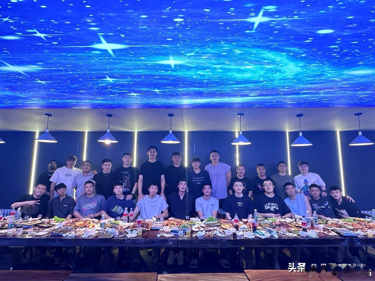 辽篮有情有义，大排筵席，宴请全队，为张镇麟等离队球员送行，赵继伟社媒晒辽篮散伙饭