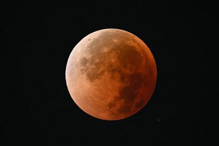 新闻快讯——3月2—3日，“蠕虫满月”将变身“血月”，全食阶段持续约58分钟。这