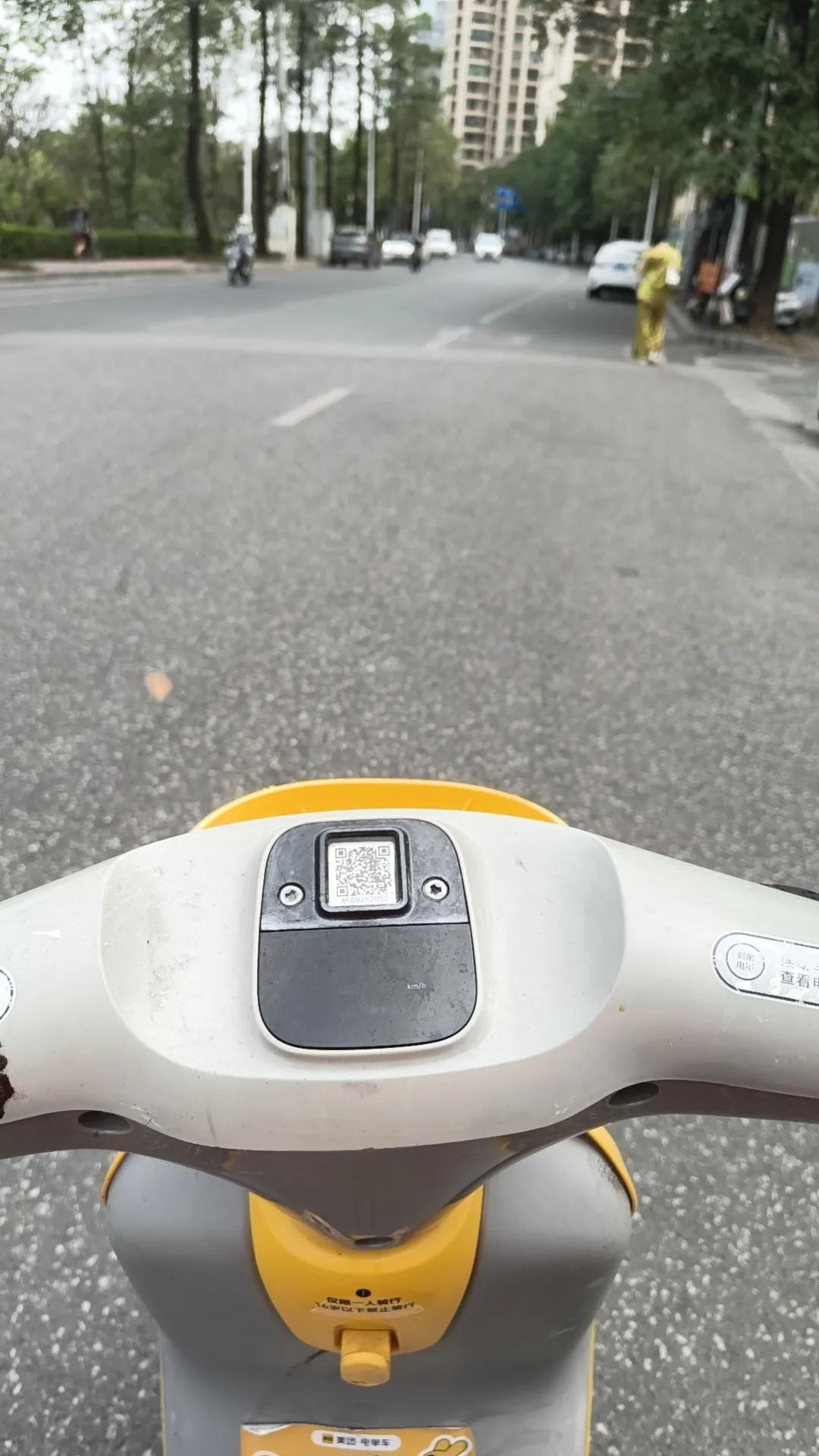 下雨天或者路面湿滑骑美团电动车，要特别注意，那个轮胎特别容易打滑出事故。也不知道