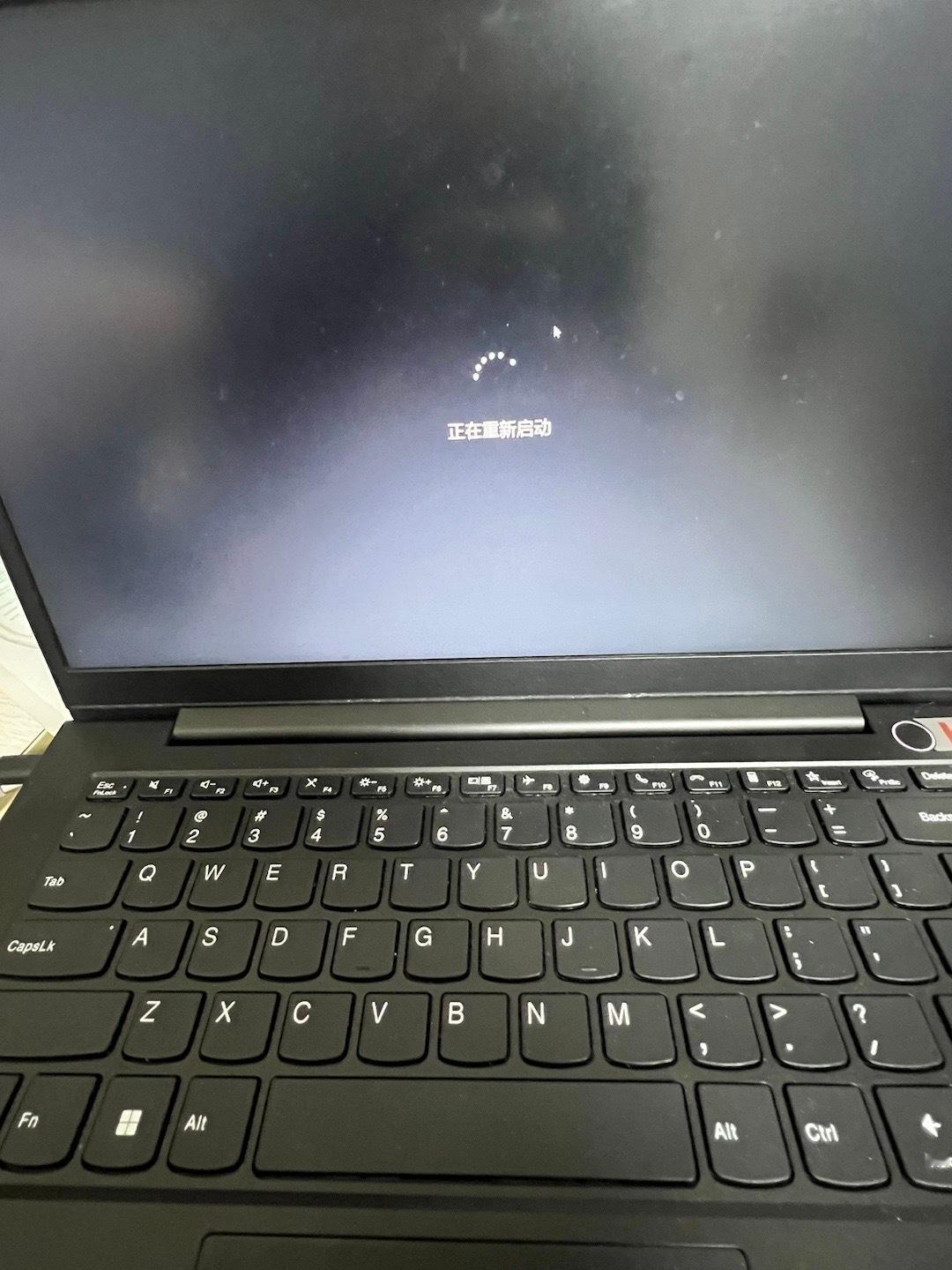 打工牛马怕什么？怕加班，更怕加班时电脑“起义”。昨晚被背回家的电脑背刺了：PPT