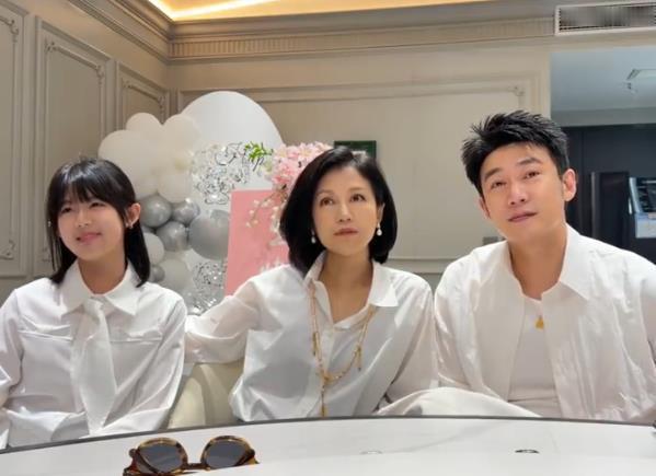 陆毅鲍蕾看女儿做的AI生日短片 鲍蕾50岁生日当天，贝儿和小叶子两个女儿制作了一