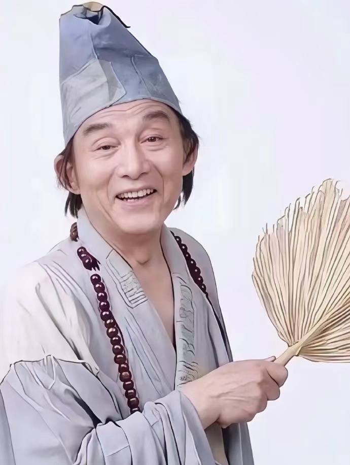 游本昌的第一个主角是济公，1985年他52岁时在电视剧《济公》中第一次演上主角，