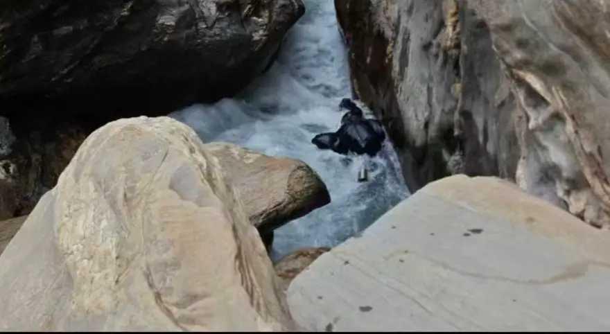 在虎跳峡落水溺亡的29岁美术老师，遗体距离水面只有区区40厘米，但却无法打捞上来