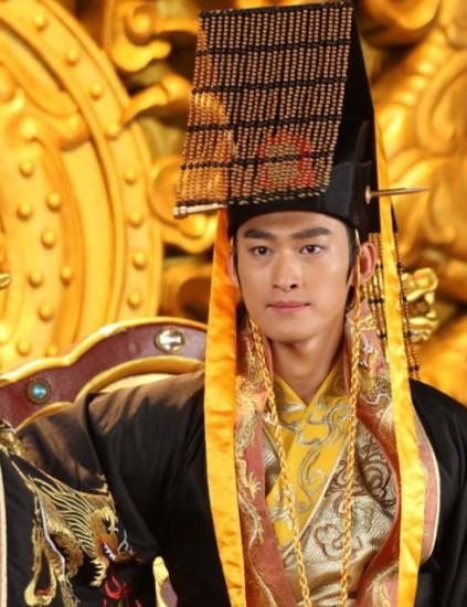 《李隆基71岁那年，没写悔过书，也没烧《霓裳谱》——他坐在兴庆宫冷井旁，用枯枝蘸