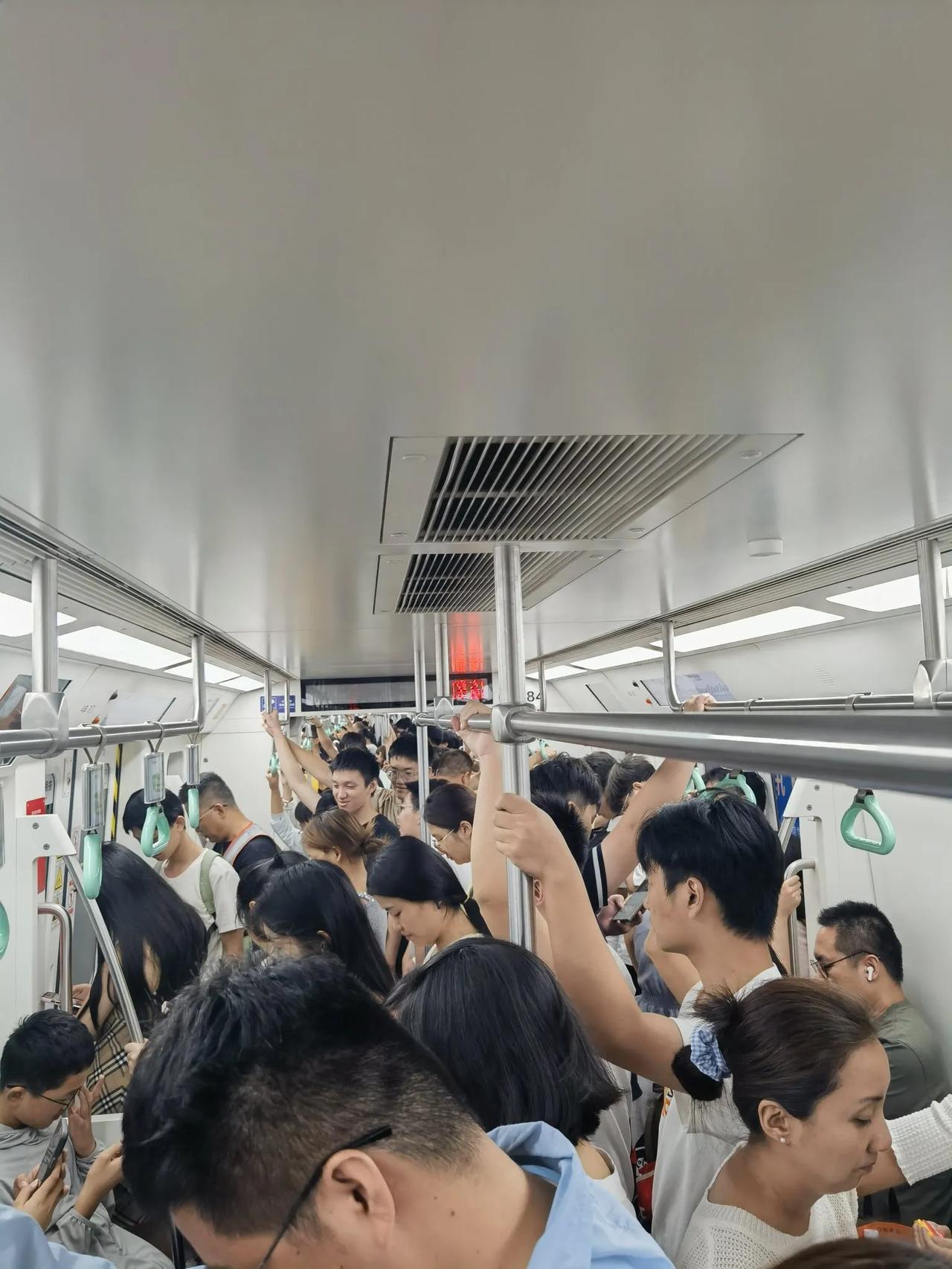 快报！今天晚上9：30西安地铁客流量依然很大，请各位朋友看图欣赏。决不能信网上那