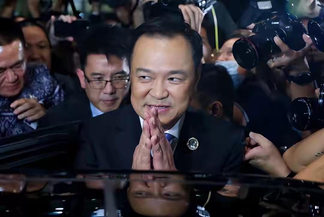 泰国总理阿努廷：把权力还给人民，宣布解散议会！
来源于X原推特
罗鸿：阿努廷这“