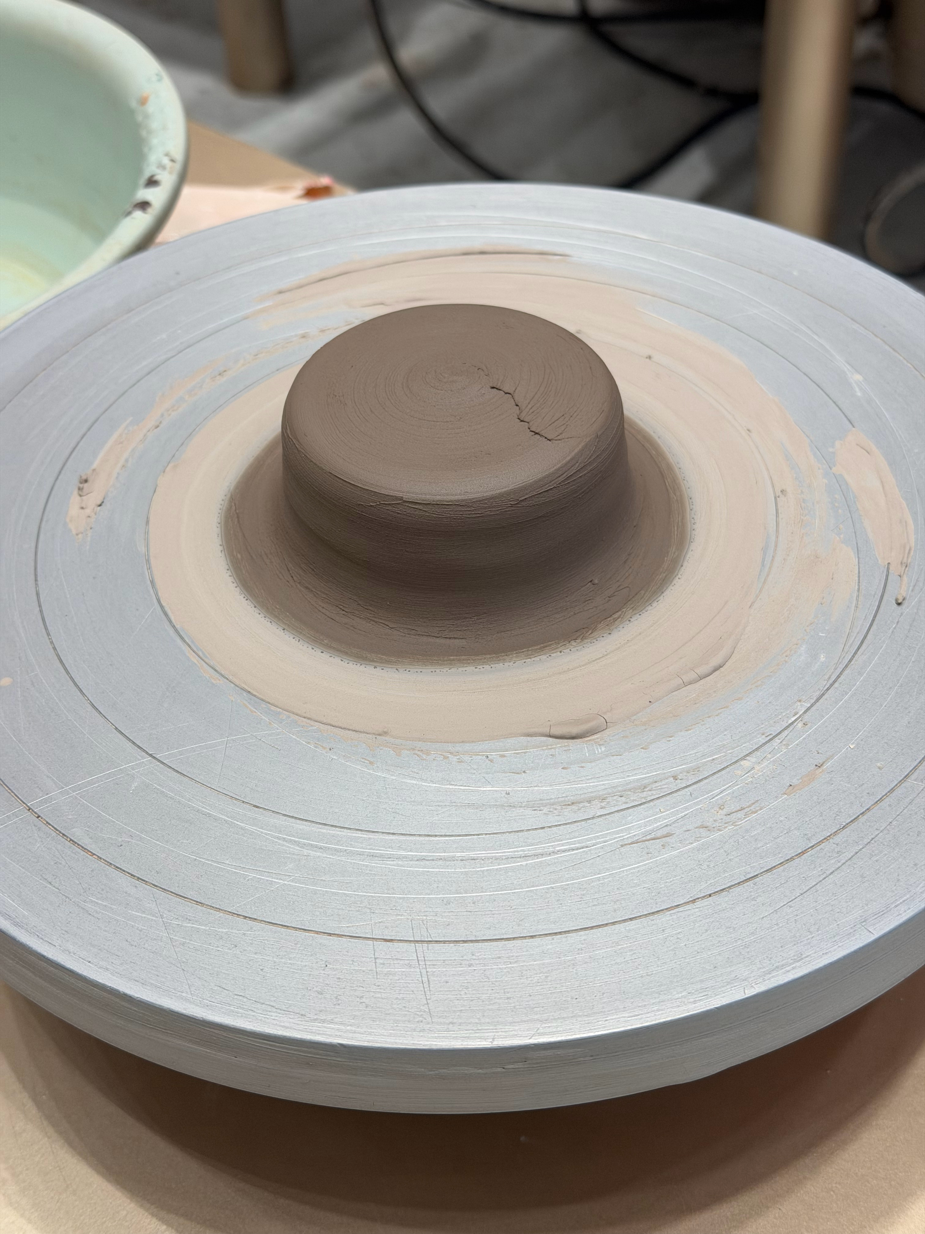 来参加智界车主活动了，体验手工制作陶器，还挺有趣的，我把图3的粘土做成图4的样子