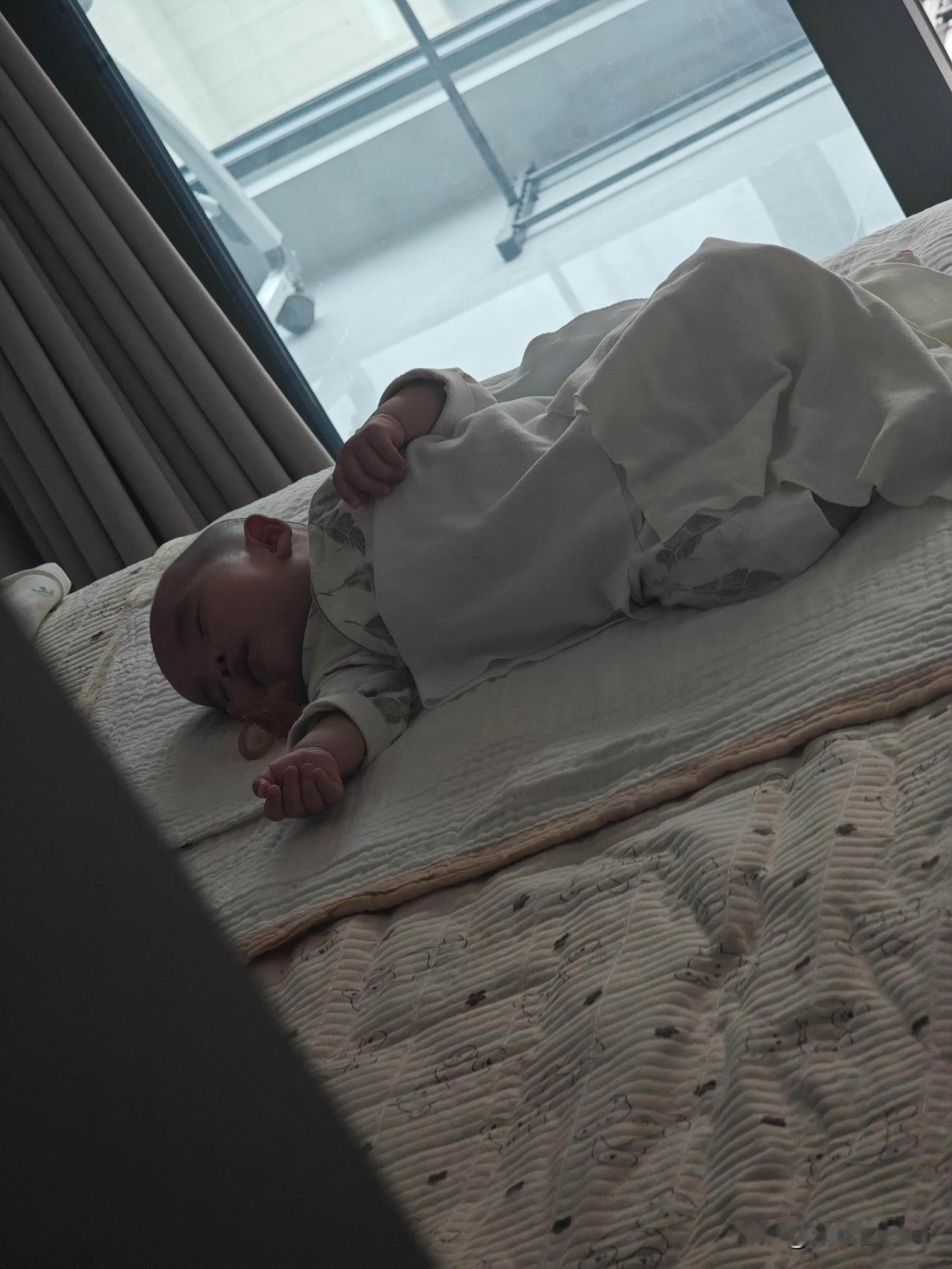 我婆婆说他不睡了，在这哦哦玩。我刷完碗筷，带上专属护腕叹口气，说，我来吧，妈，你