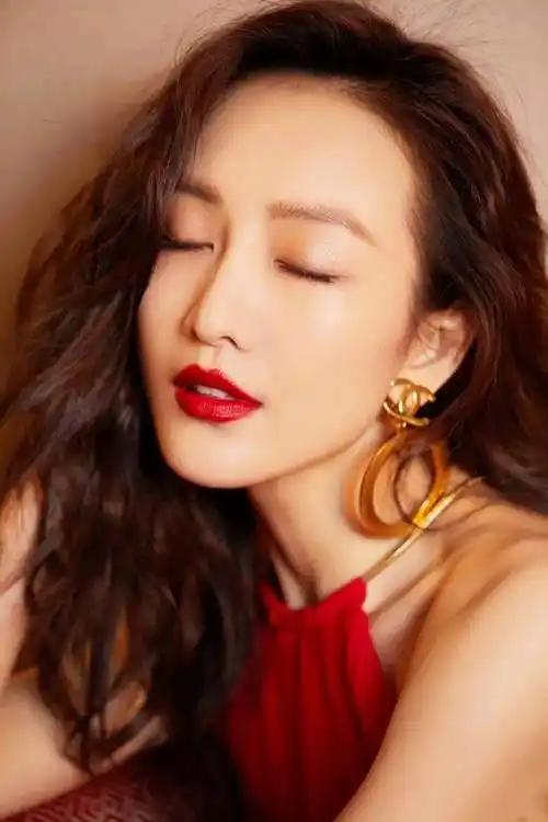 哇哦！成为了一个单亲妈妈！


演员王鸥发文：我目前独自养育一个孩子。她是我生命
