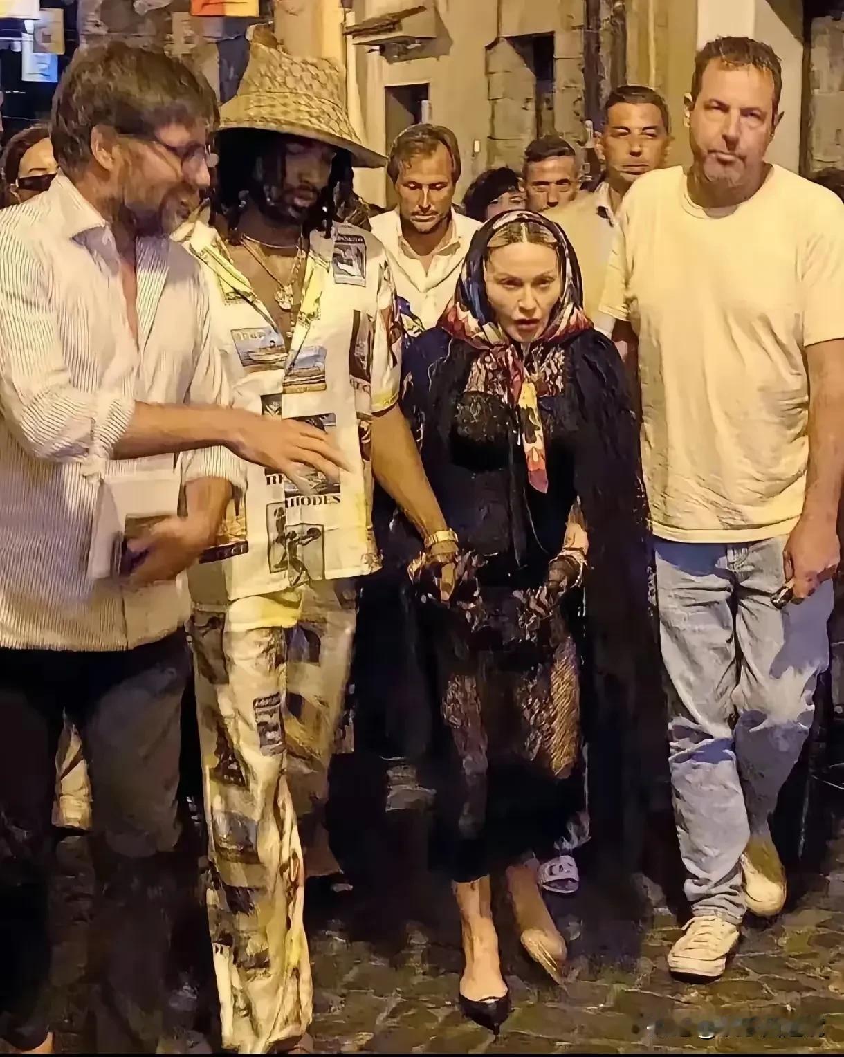 你敢相信照片上的女人是同一个人吗，才66岁的娜姐，已经衰老得不成样子了。
现在的