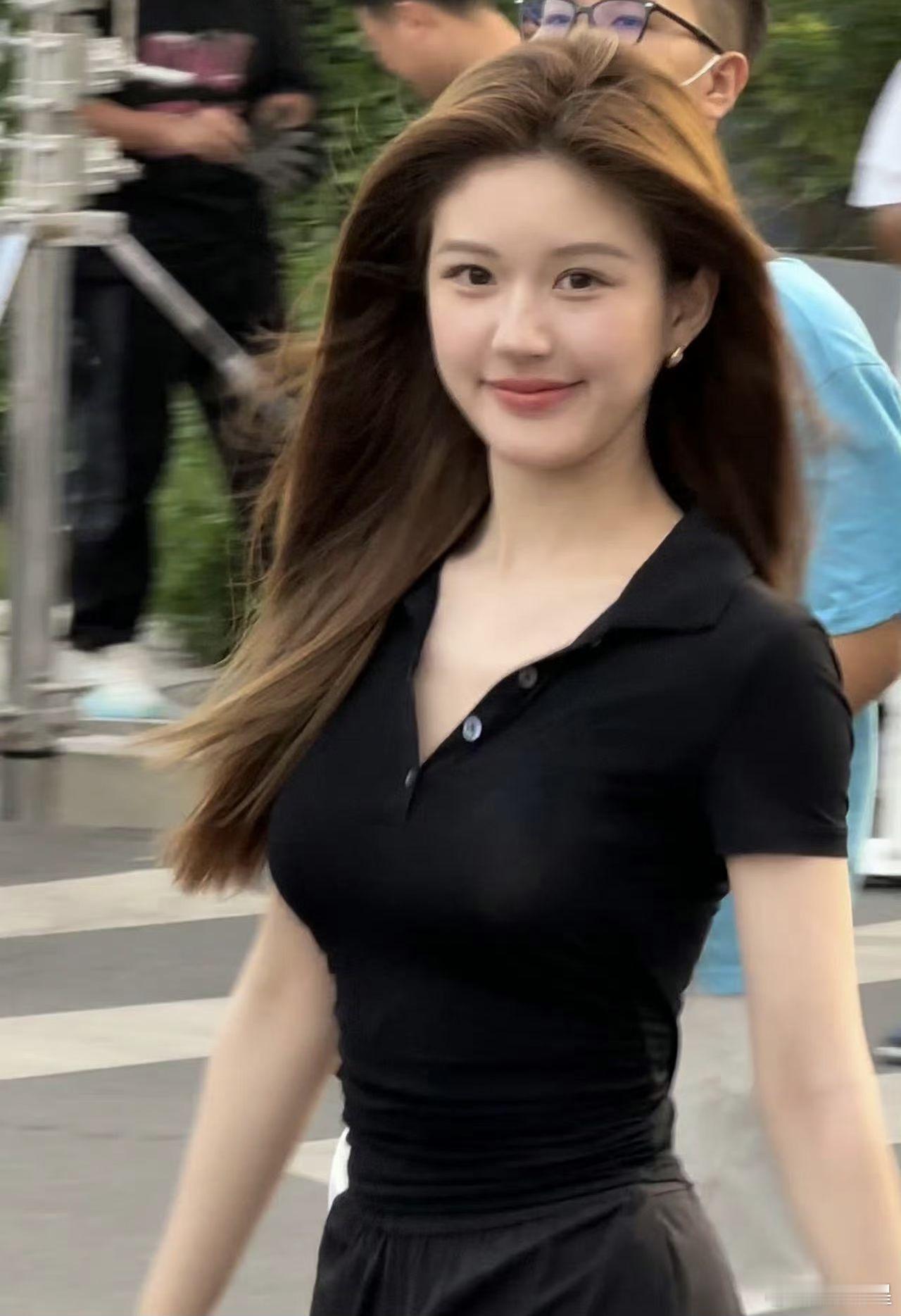 不得不说真的是头发多才能这样支棱着，风吹过来的时候会有一个好看的弧线，头发包着脸