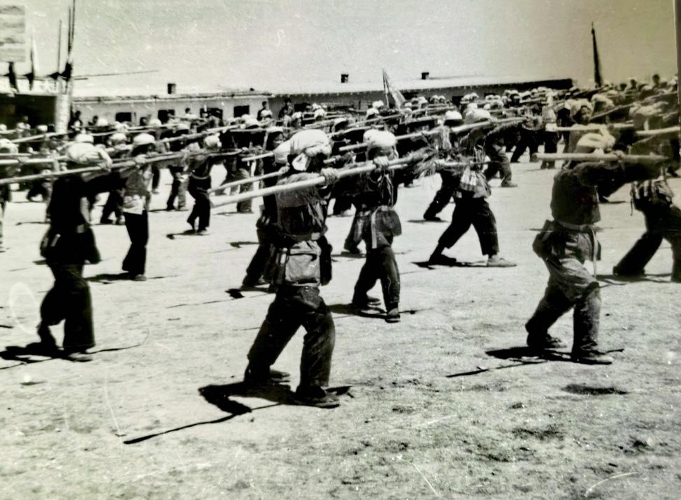 “兵民是胜利之本”
       这可是颠扑不破的真理。1938年毛泽东同志在《