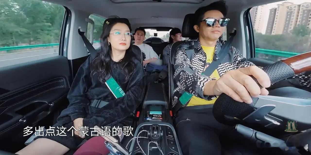黄磊建议玲花多出蒙古歌～玲花反问道：“那曾毅做什么？”曾毅毫不犹豫地回答：“我可