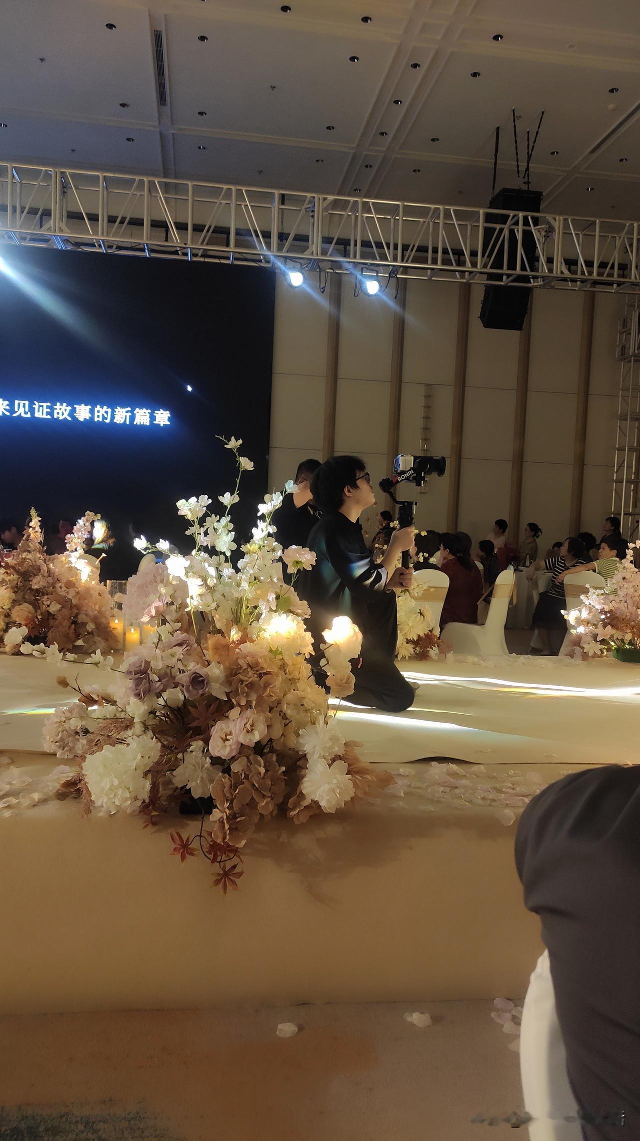 梦幻婚礼现场，花海与灯光交相辉映，见证爱的故事。唯美新娘婚礼 唯美婚礼影像 婚礼