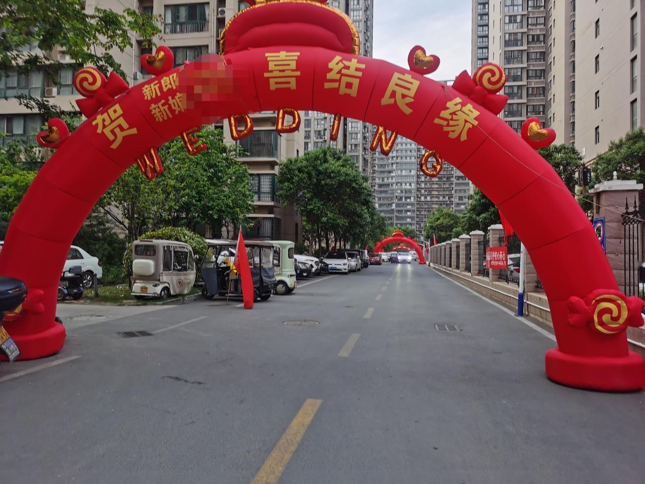 昨天，去一个小区，我真的被惊到了！从来没有见过那场面，气派！
充气彩虹桥从两个大