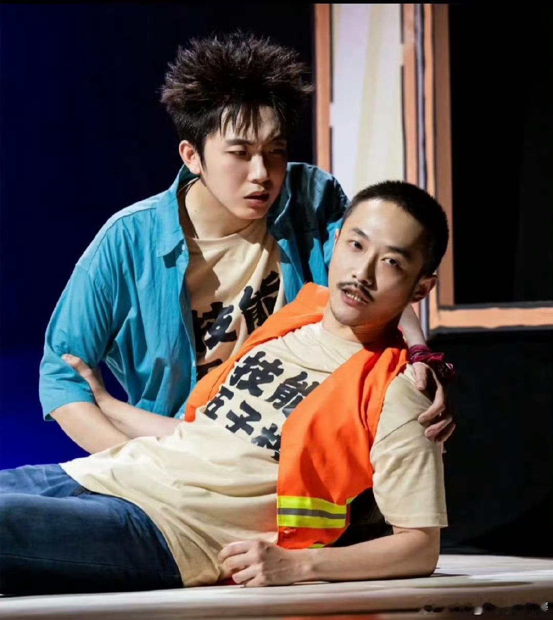 李嘉诚说和朱时茂的合作是里程碑 后台一句“我真的站到这儿了”，道尽所有意义。新一