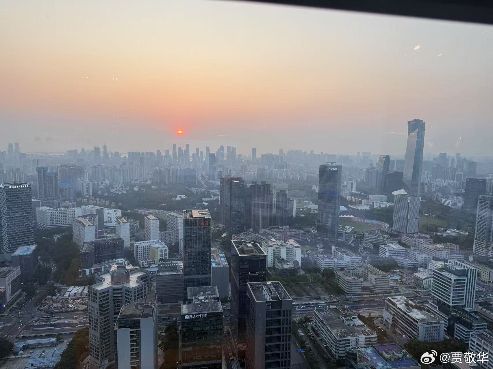 玻璃反光对照片的破坏还是挺大的，比如我拍出来的这张照片，有很多灯光污染，大家能找