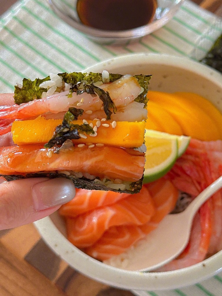 🍣刺身饭之三文鱼解腻大法芒果片清新解腻，搭配三文鱼百吃不腻！真的好清爽啊！淋一