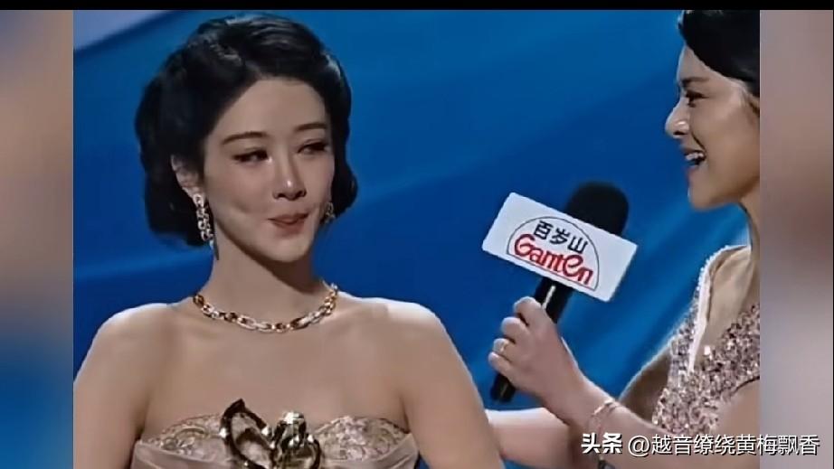 在第31届白玉兰奖颁奖大会上，杨紫在4次入围白玉奖，这次终于获得最佳女主角奖，在