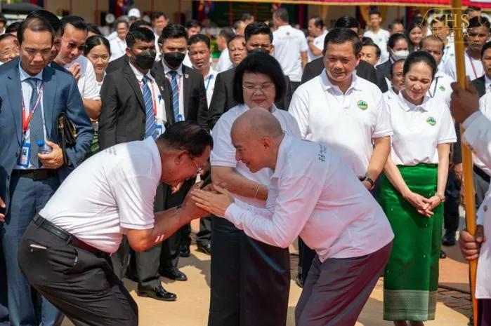 柬埔寨的西哈莫尼国王跟洪森亲王相见，互相弯腰行礼，看谁腰弯的低。
西哈莫尼国王已