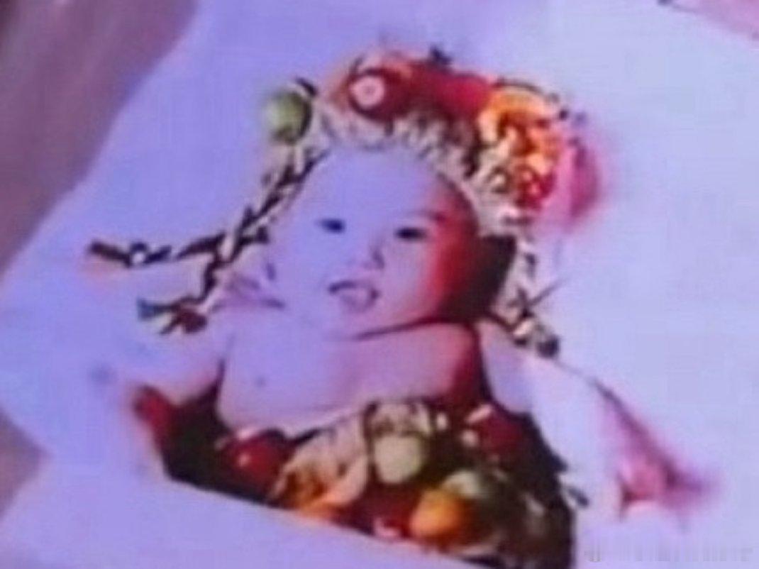 又在欣赏小婴儿。这张图有100天吗？感觉就两个月左右啊，会不会是满月照哦 我的孩