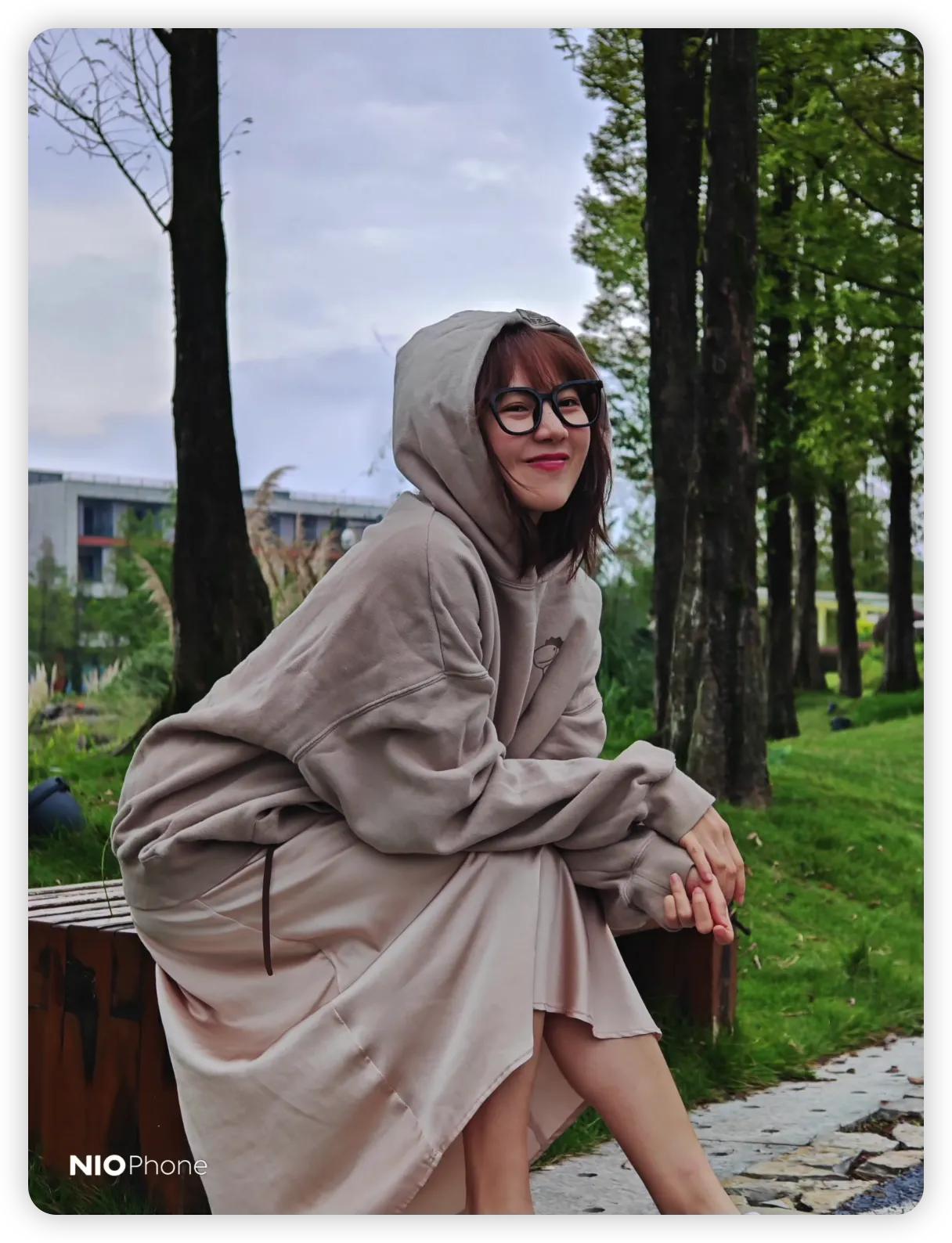 不是手机拍照不行
是模特和摄影师行不行
这是Testv用蔚来手机拍的野子老师
作
