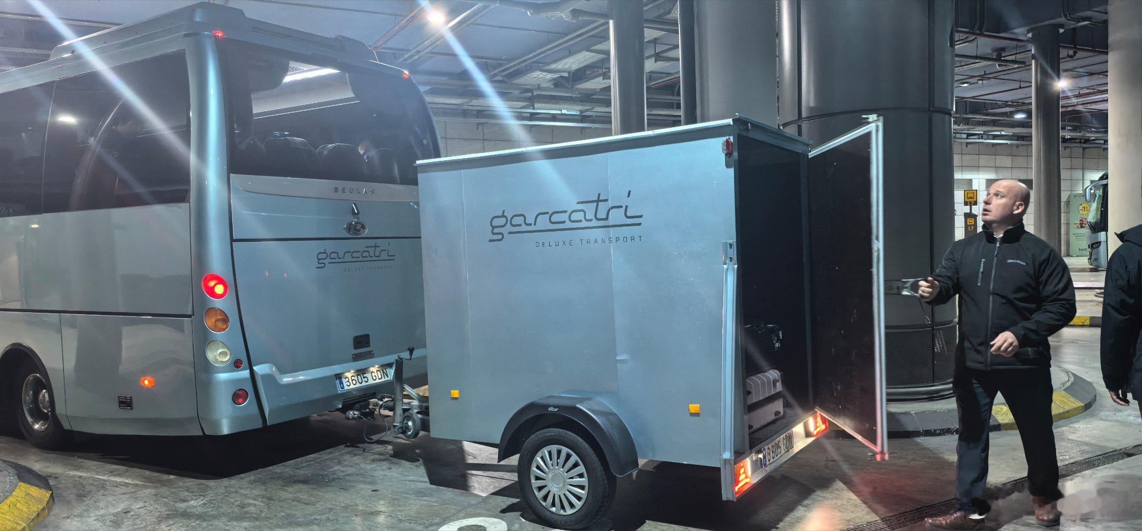 飞机太晃了，我做最后一排都快晕机了。幸好下飞机是阳光明媚的地中海。西班牙的旅行大