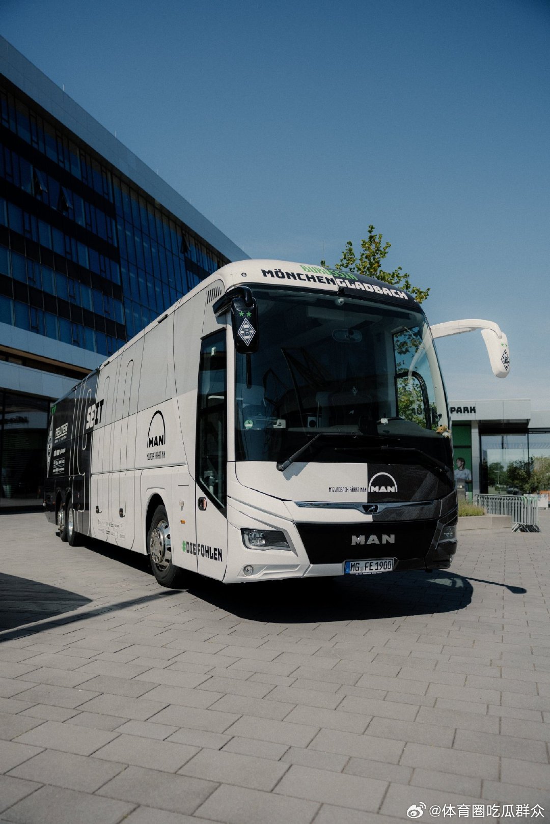 🚌团队的可靠伙伴——新赛季巴士涂装完成！💪为了下一场比赛，向胜利前进！不可驯