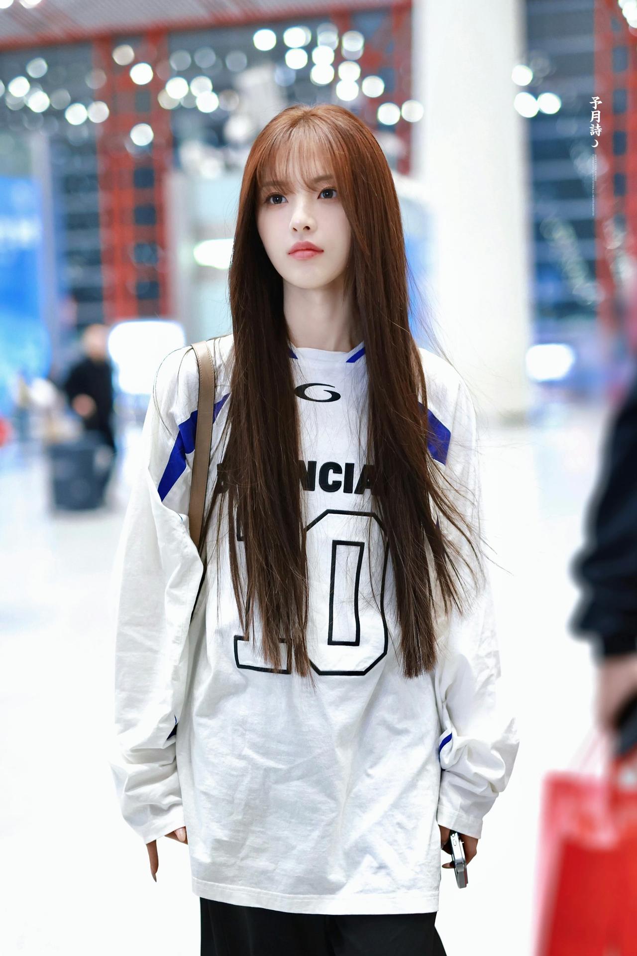 杨超越出发巴黎看秀，期待[耶]