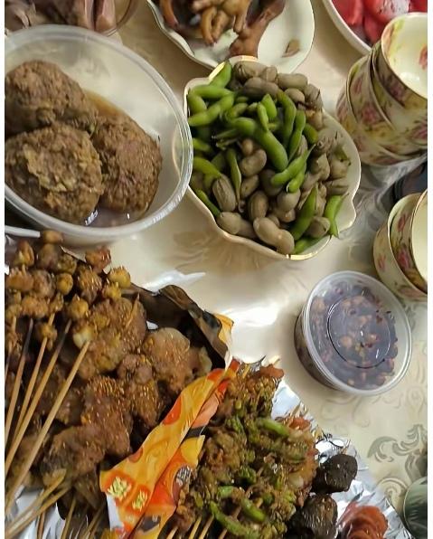 看看从这亲家请客的饭菜，说明什么？
     这一桌子的算是丰盛的大餐，是一位博