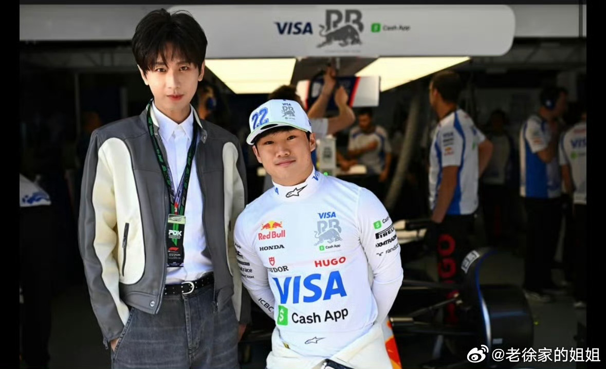 翻相册，翻到一张2025年三月上海F1大奖赛的时候，成毅参观RB车队与车手同框的