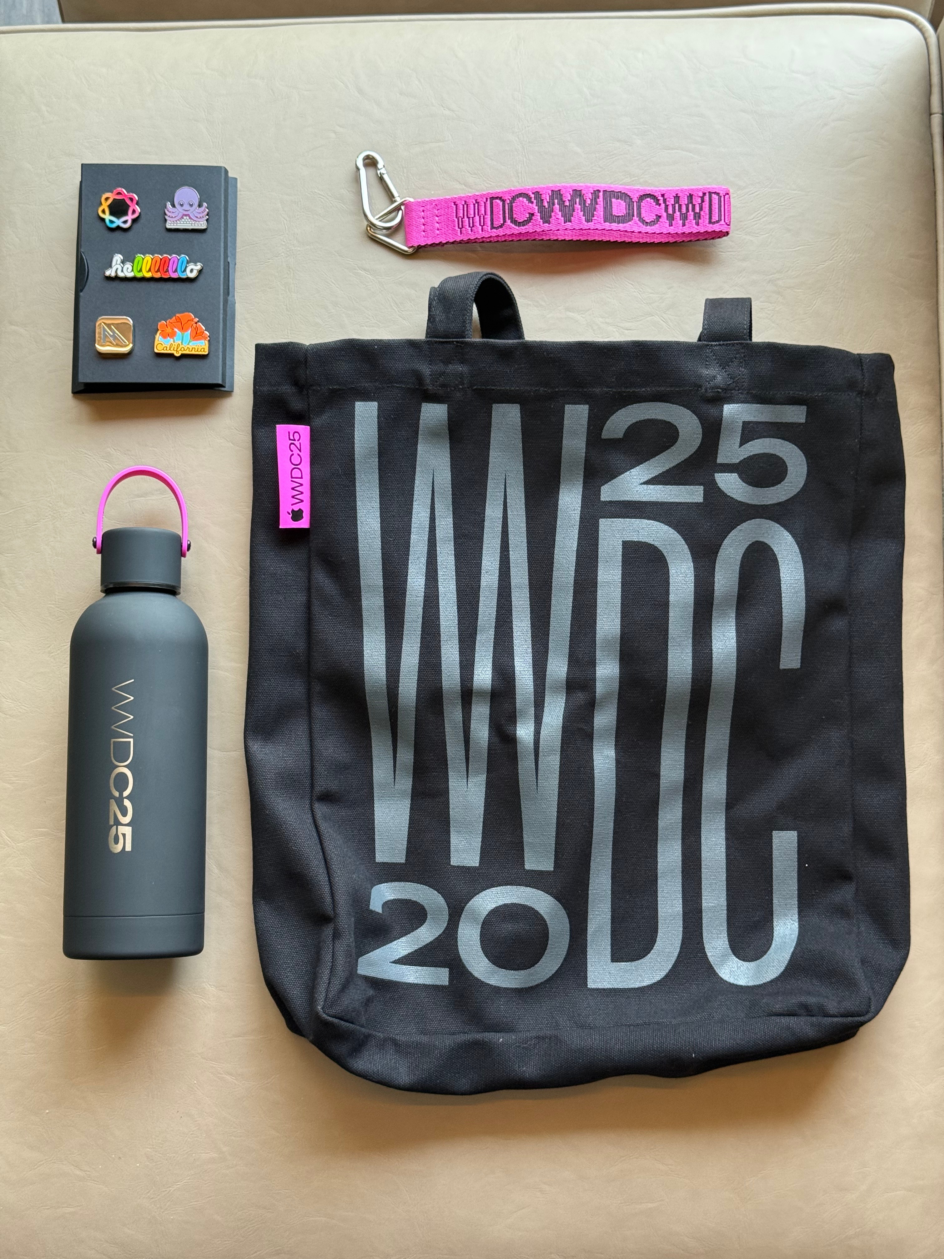 WWDC25 媒体包都有什么？大号托特包：黑底银字 + 粉色布标，实物质感很棒，
