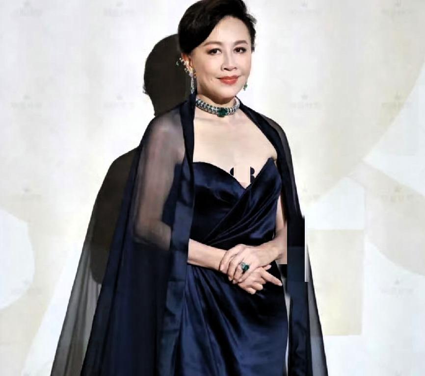 岁月沉淀，刘嘉玲晚宴造型尽显从容底蕴
宝格丽晚宴生图，刘嘉玲这套很见审美。
深调