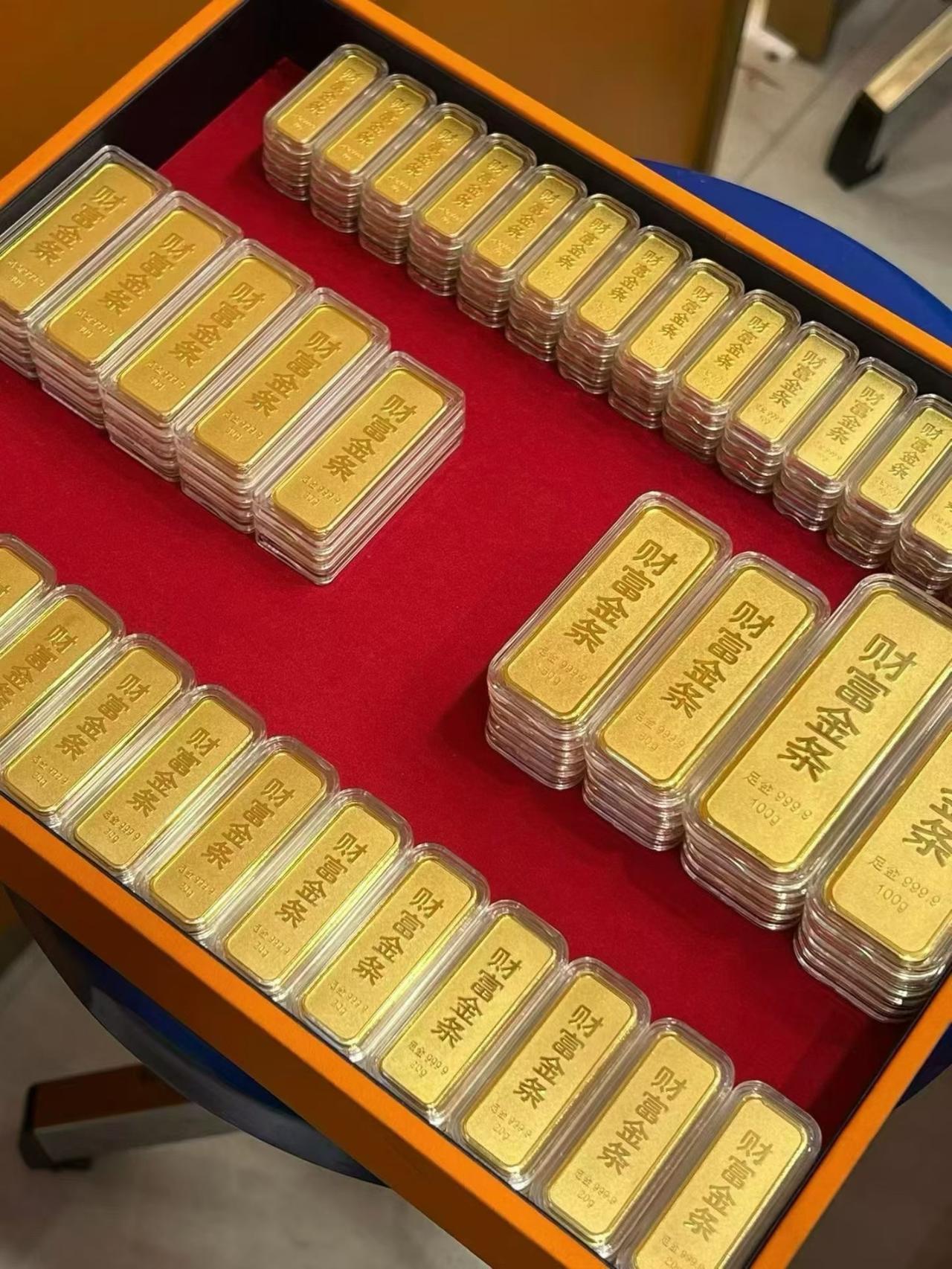 现在的金价，
看得人血压都飙升了！
8月18日，金价从961直接跌到了952，真