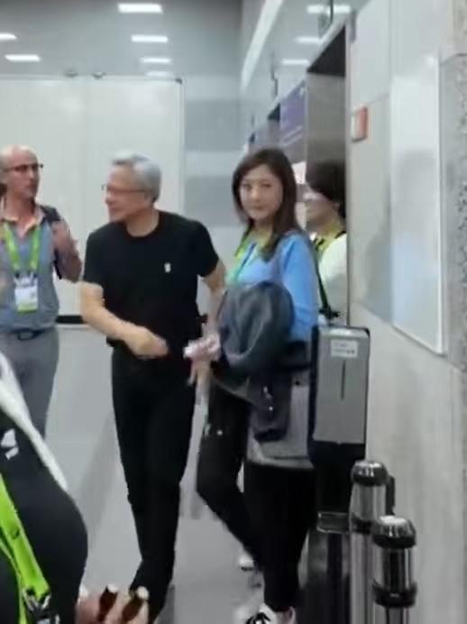 黄仁勋女助理：平凡中的不凡

你看，这就是黄仁勋的女助理，咋看也就三十出头的年纪