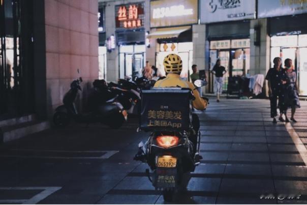 外卖骑手跑单突发重病离世，公司却拿出一份空壳协议，一心想要撇干净用工责任。
 