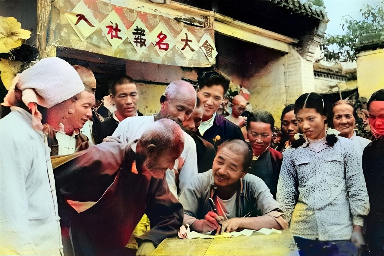 上世纪50年代，华北某地，一位老农趴在桌前，正在咨询参加农业生产合作社事宜。

