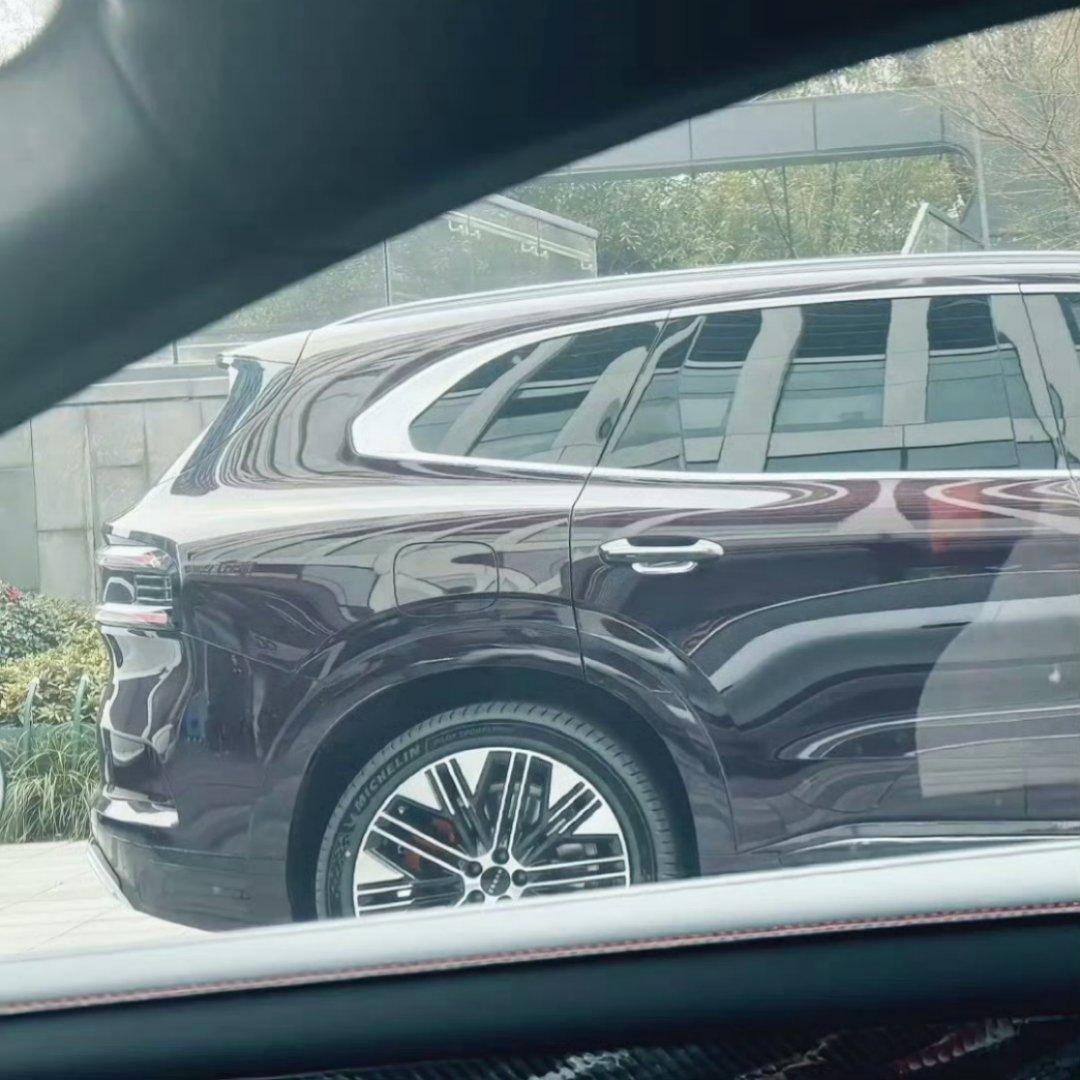 极氪8X实车又被拍到了，实车看着比官图那酒红色要暗一些，低调有内涵，后面还有更多