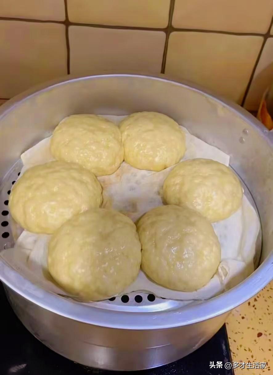 为啥自家蒸馒头总比不上早餐店？
 
不知道大家有没有留意，早餐店的包子馒头个个白