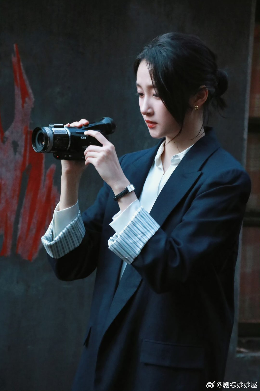 《岁月有情时》制片人去年五月说过：《烟花少年》剧本刚刚出来我就第一时间发了她。“