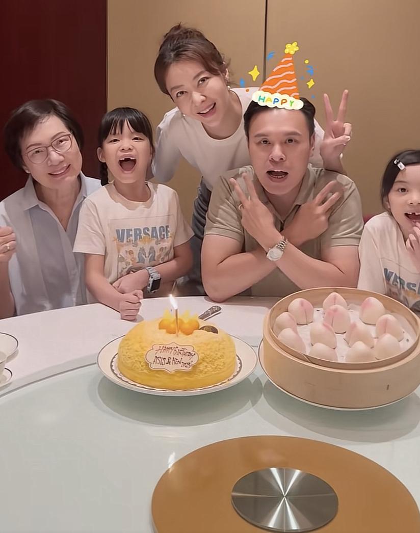 熊黛林老公过生日，全家齐上阵给郭可颂庆生，有网友问，穿白色上衣红裤子的是谁？
郭