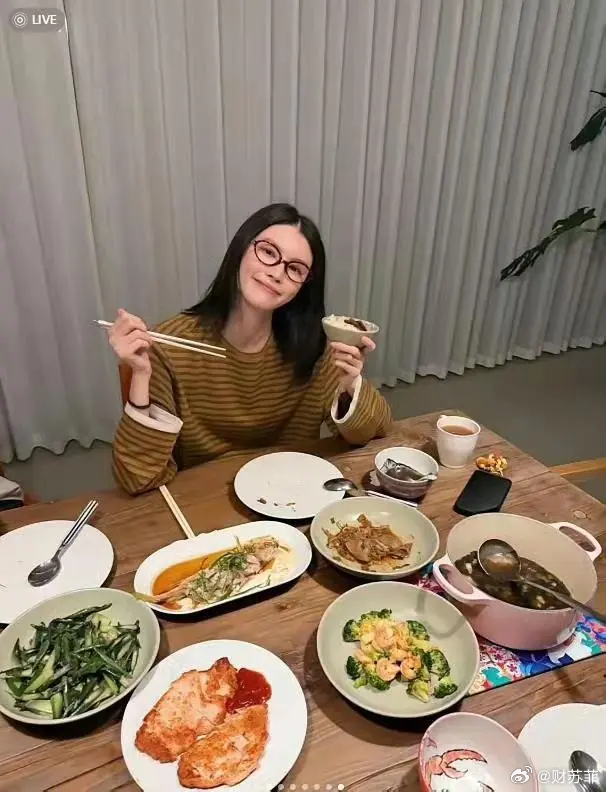 何穗晒陈伟霆做的五菜一汤何穗分享居家晚餐日常，满满一桌五菜一汤出自陈伟霆之手。能